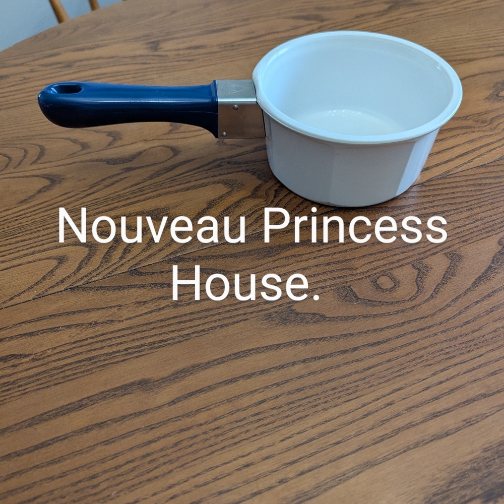Nouveau Princess House France ceramic pot. 1 Quart. Removable Handle. Ceramic .